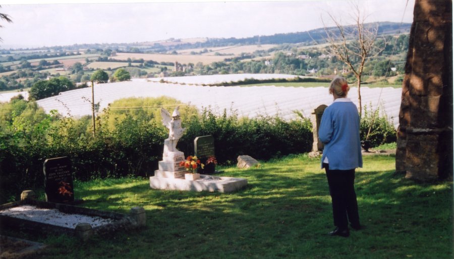 Image Syl in Graveyard. small.jpg (97925 bytes)